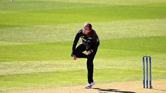 Amelia Kerr's career-best condemns Zimbabwe to 8-wicket defeat