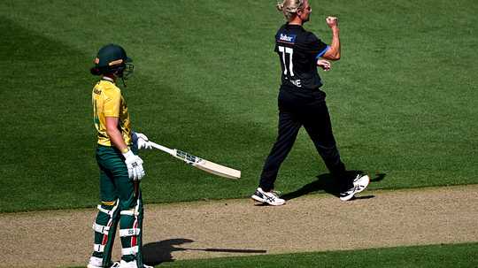 All-round Sophie Devine stars in New Zealand's breezy win 