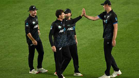 Bowlers lead rout of South Africa as New Zealand surge to 2-1 lead
