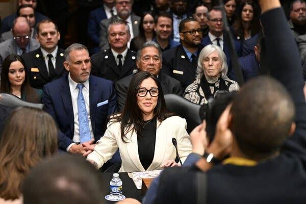 Labor Dept. Investigates Texts Among Secretary’s Family and Staff