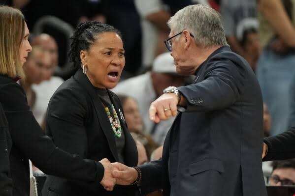 Geno Auriemma apologizes for tense exchange with Dawn Staley after UConn loss