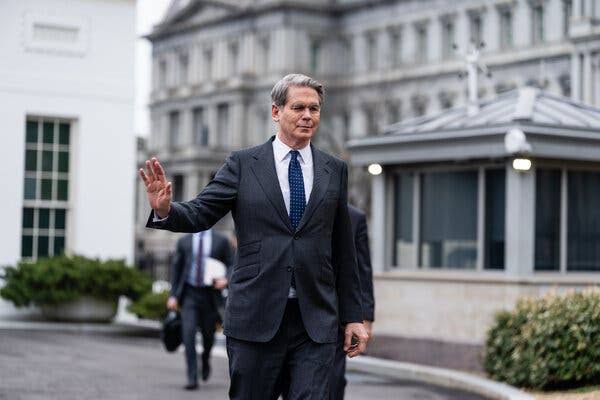 Trump Extends Sanctions Exemption on Some Russian Oil as High Gas Prices Persist