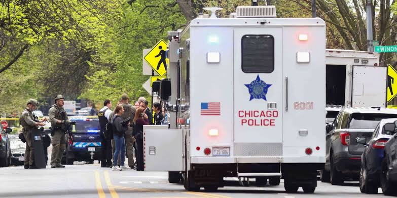 2 officers injured in shooting that led to lockdown at Chicago hospital
