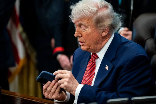 White House Allowed Officials’ Text Messages to Be Deleted, Lawsuit Says