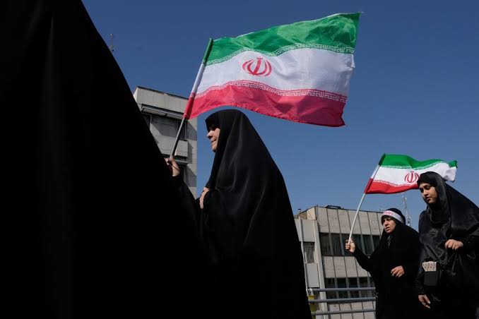 Live updates: Iran reopens the Strait of Hormuz, but threatens to close it again as the US maintains its blockade