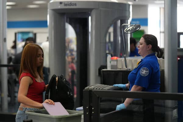 T.S.A. Agents Start Getting Back Pay, but Future Checks Remain in Doubt