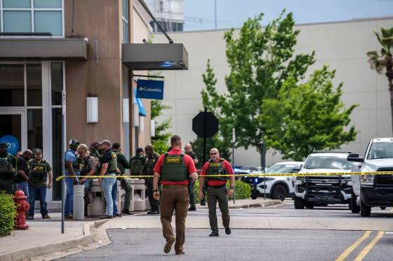 1 dead, 5 injured and several in custody in Mall of Louisiana shooting