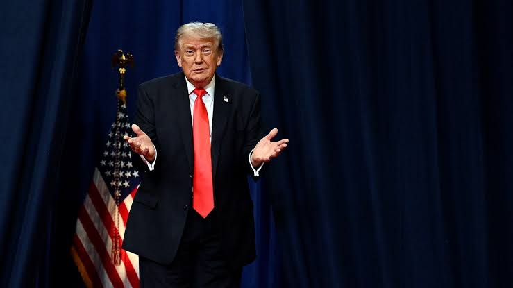 Trump jokes about security concerns, mic problems and Dr Oz during freewheeling Florida speech