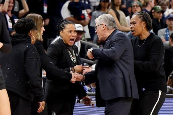 Geno Auriemma apologizes for Final Four dustup with Dawn Staley