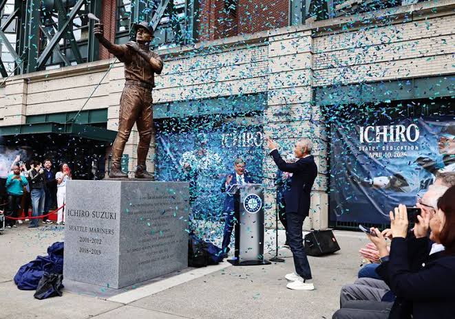 Mariners’ Ichiro statue breaks during unveiling