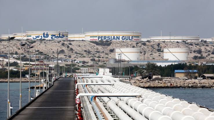 Brent oil tops $105 as tensions simmer in Strait of Hormuz, Israel threatens attacks