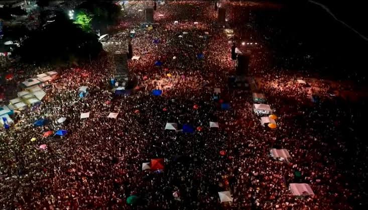 🚨🇧🇷 TV Globo says more than 2 million people are at the Shakira concert on Copacabana Beach. Aerial footage barely captures it. Brazil is operating on a different scale... the beach has officially become its own metropolis for the night.