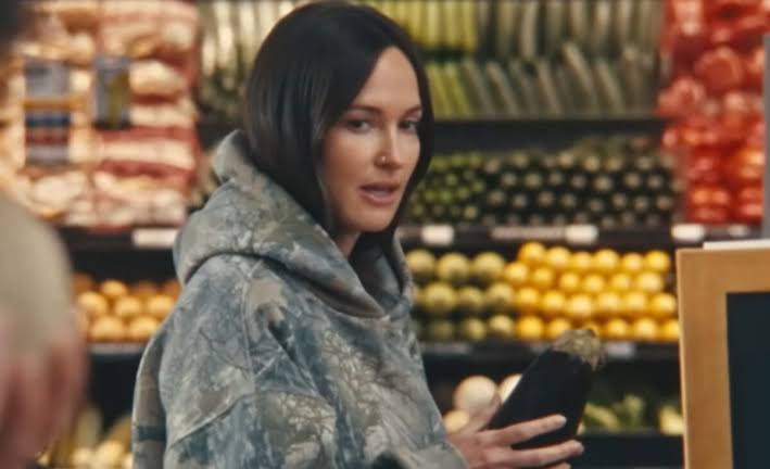 “She Hasn’t Seen The Video… ” — Kacey Musgraves Says Her Grandma Hated The “Dry Spell” Line About “Sitting On The Washing Machine”