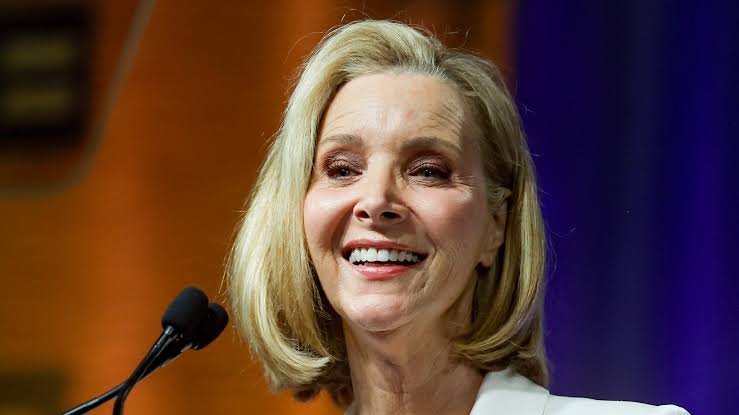 Lisa Kudrow Spills On 'Mean Stuff' That Went Down Behind The Scenes On 'Friends'