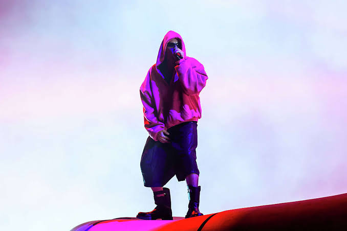 At Coachella, Justin Bieber didn't do much except scroll YouTube