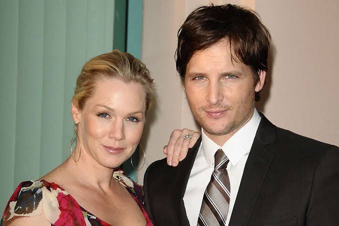 Jennie Garth had her stomach pumped after drinking and taking pills amid her divorce: 'I noticed my light really dimming'