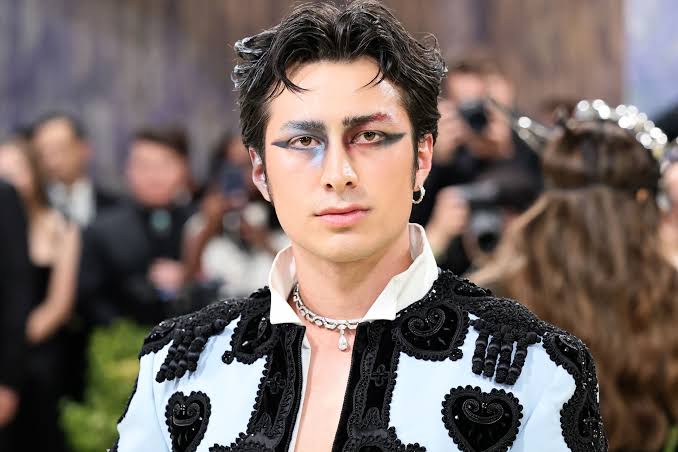 In Defense of Hudson Williams’s ‘Messy’ Met Gala Makeup