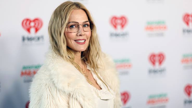 Jennie Garth Gets Real About Rock Bottom, Sobriety and Being “Paralyzed” By Luke Perry’s Death