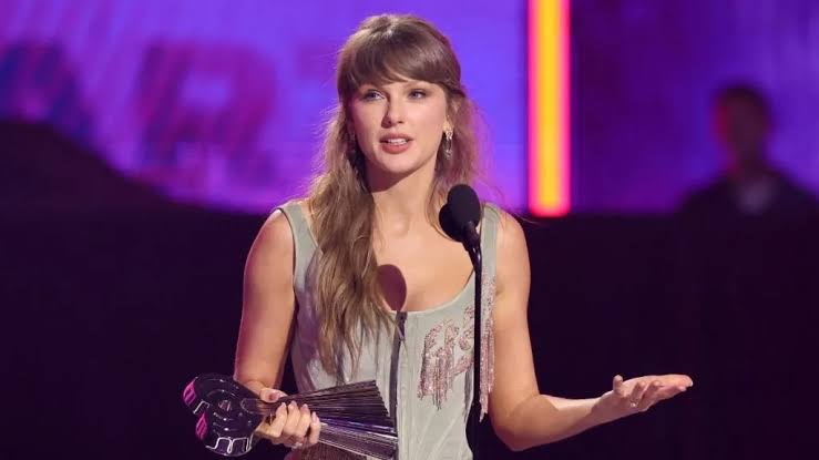 Taylor Swift Swaps Her Jimmy Choos for Aquazzura at iHeartRadio Awards