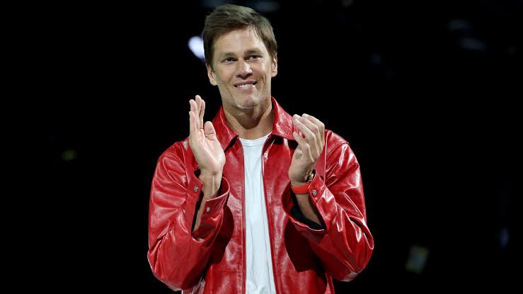 Tom Brady Gifts Kevin Hart a Knicks Jersey, Trolls Draymond and Cowboys Fans in Netflix Roast Videos