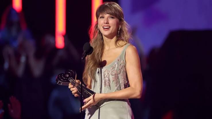 Taylor Swift Brings a Daring Corset Moment to the iHeartRadio Music Awards Carpet