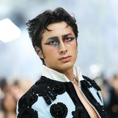 Hudson Williams’s Makeup Artist Has No Regrets