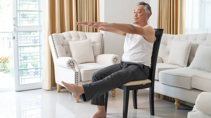 “Your joints need to move to feel good”—a certified trainer shares the gentle mobility routine he uses with seniors to soothe joint stiffness after 60