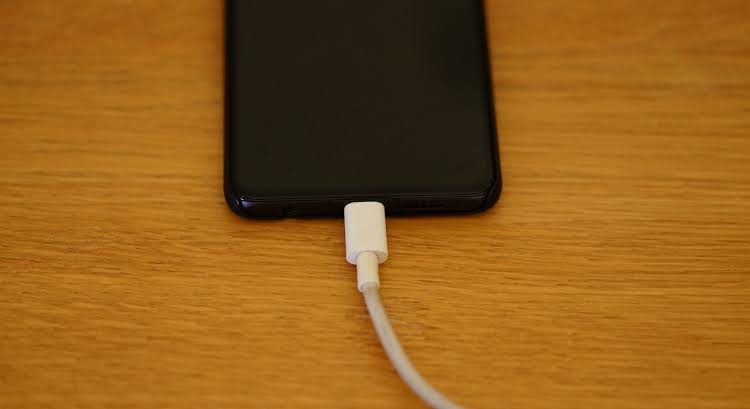 Itʼs been proven : people who charge their phone on their nightstand every night are disrupting a sleep hormone that controls aging according to a new Harvard study