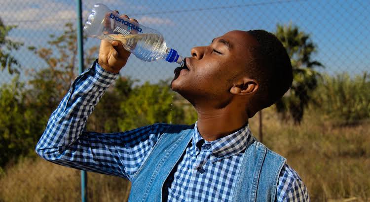 ʼI stopped drinking water from plastic bottles three years ago and my blood test results shocked my own doctorʼ : a toxicologist explains what microplastics are really doing inside your body
