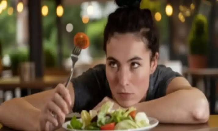 Long sitting hours may harm digestion, Ayurveda suggests fixes | Tap to know more | Inshorts