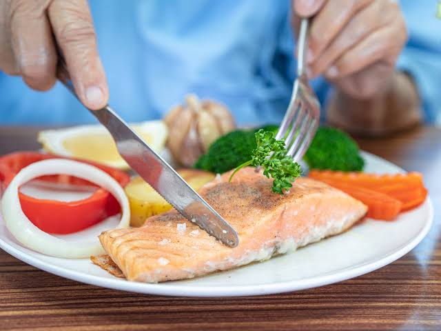 Health experts claim this simple eating habit may have a surprising effect