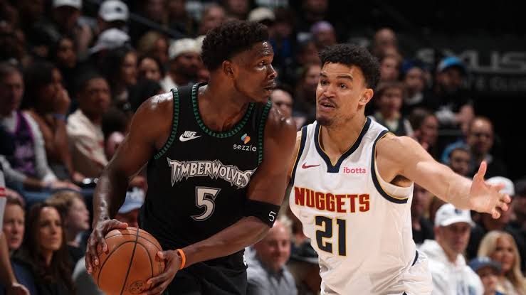 Wolves' Edwards helped off court with apparent left knee injury