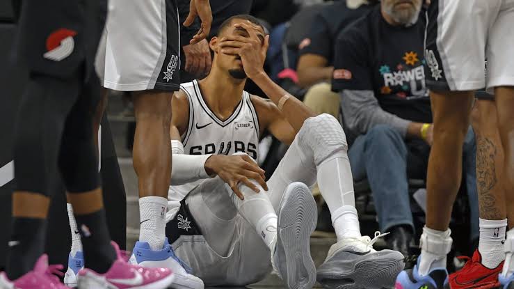 Victor Wembanyama has concussion after falling face-first in loss to Blazers