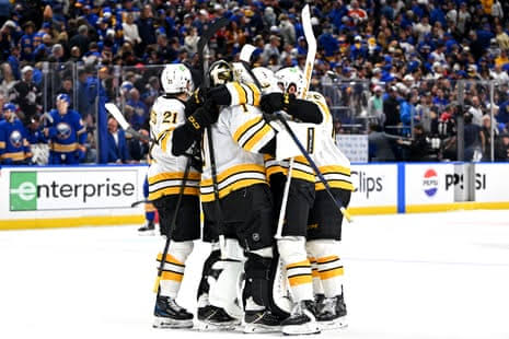 Thousands of US hockey fans sing Canadian anthem amid tensions between neighbor countries
