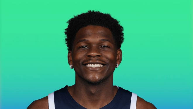 Anthony Edwards helped to the locker room with knee injury