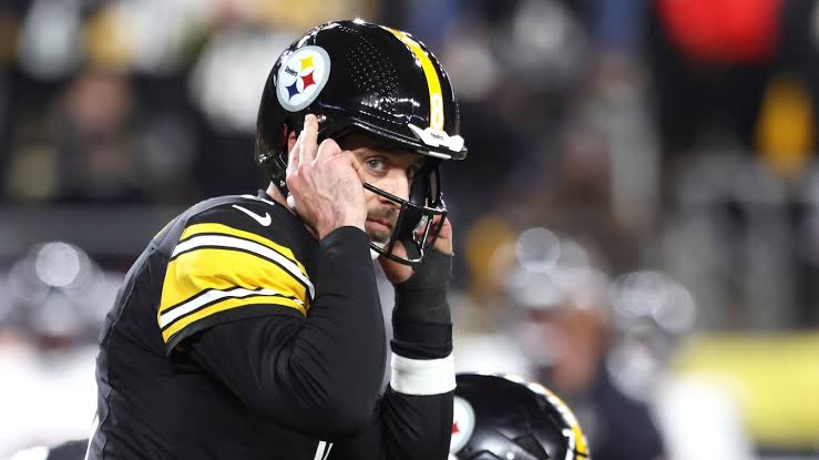 Steelers’ UFA tender move on Aaron Rodgers continues to make no sense