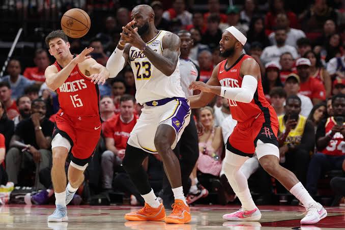 Commentary: No sweep, big problem for Lakers after Game 4 loss to Rockets