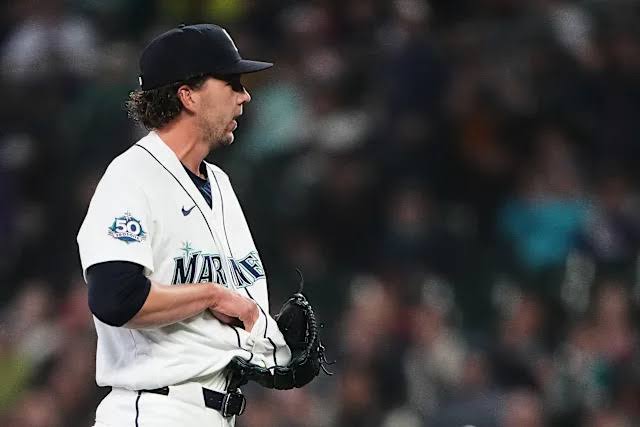Mariners P Logan Gilbert accidentally catches line drive in his jersey but doesn't get the out