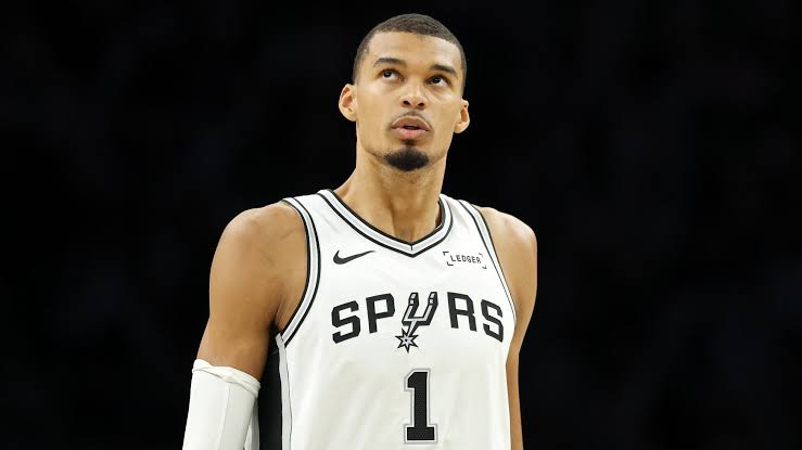 Victor Wembanyama, Gregg Popovich Speak in Airport Video After Spurs Star's NBA Playoffs Ejection