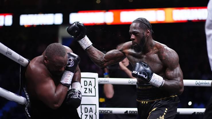 Deontay Wilder beats Derek Chisora with entertaining split decision