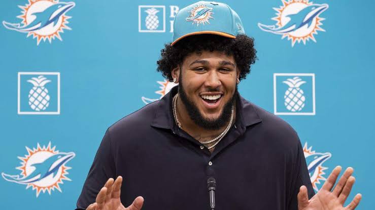 How 6 national analysts graded, rated Dolphins draft. And offensive tackle added