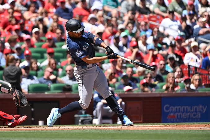 Mariners' offense breaks out in big way in wild win over Cardinals