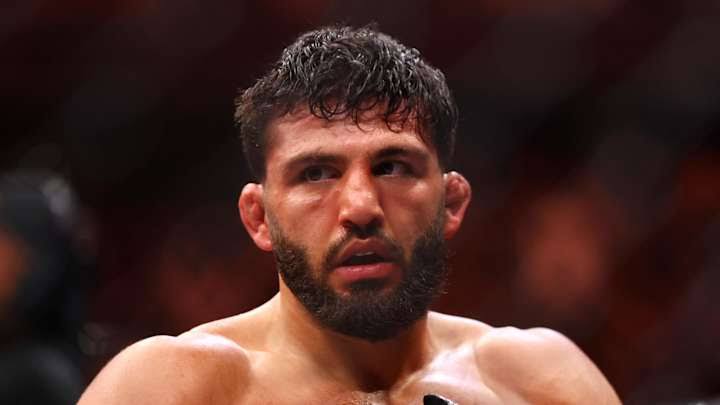 No. 2-Ranked UFC Lightweight Title Contender Gets Kicked Off Airplane For Odd Reason