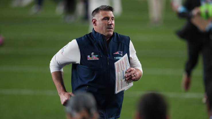 ESPN reports Mike Vrabel was in "constant contact" with Patriots on Saturday, retracts it