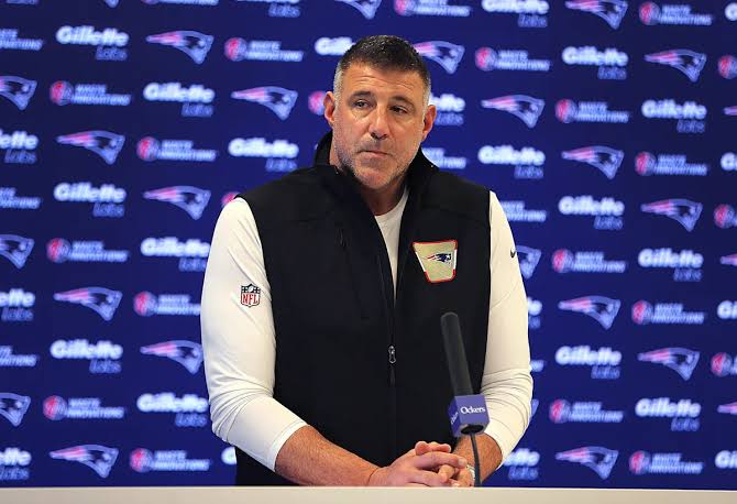 Patriots' Mike Vrabel says he's met with team, had 'some difficult conversations' after photos with Dianna Russini emerged