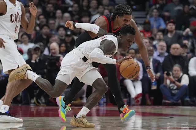 Big fourth quarter from Dennis Schroder gives Cavs 125-120 Game 3 win over Raptors