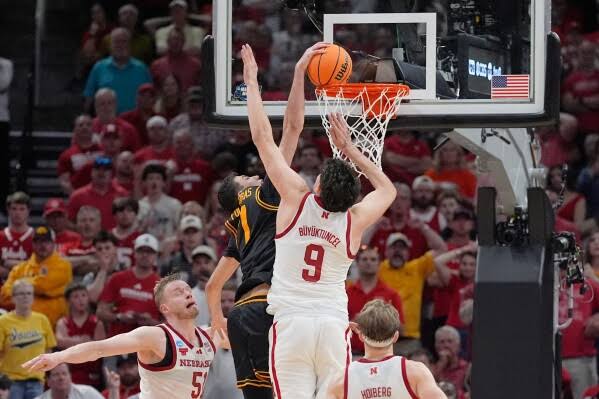 Nebraska's Fred Hoiberg takes blame for having 4 players on floor, leading to critical Iowa bucket