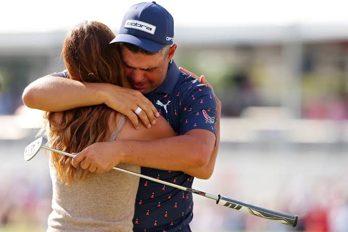Gary Woodland grabs emotional first PGA Tour win after brain surgery, PTSD diagnosis: 'Just keep fighting'
