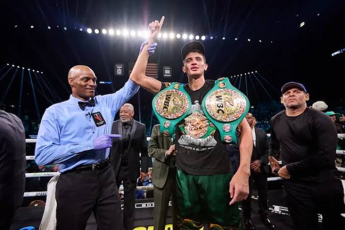 Too much: Sebastian Fundora overwhelms, stops Keith Thurman