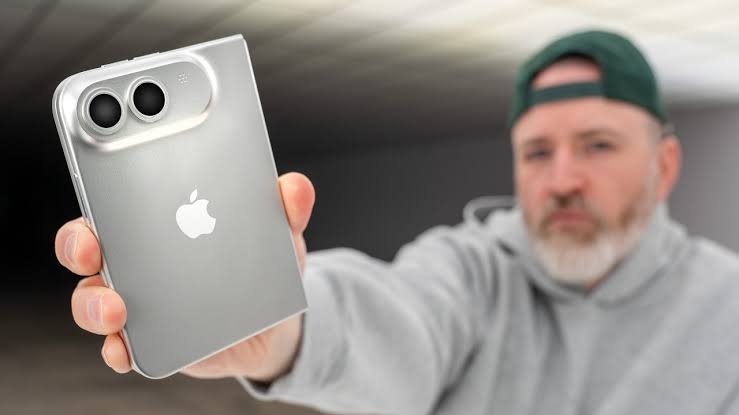 A foldable iPhone dummy — on video.